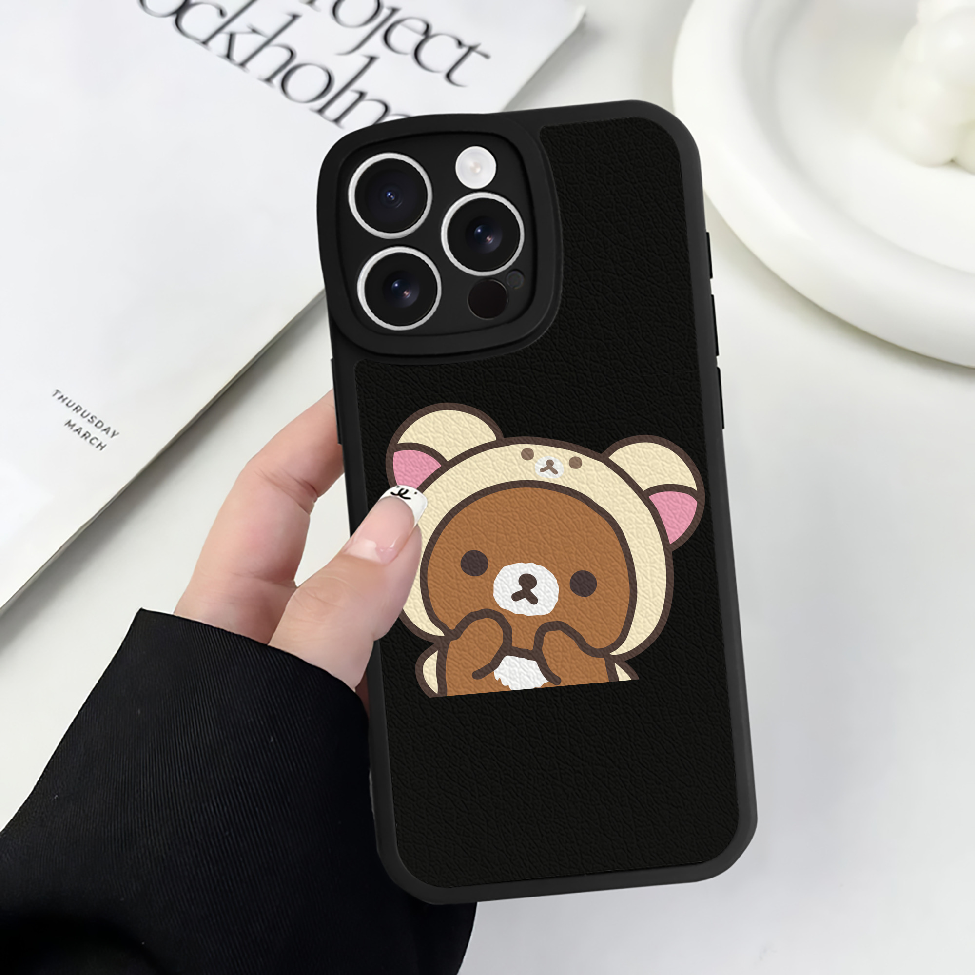 （画像用） リラックマ リラックマ キイロイトリ Rilakkuma Korilakkuma Kiiroitori 【iPhone 16シリーズ対応】シリコンスマホケース（レザー調） 材質：シリコン